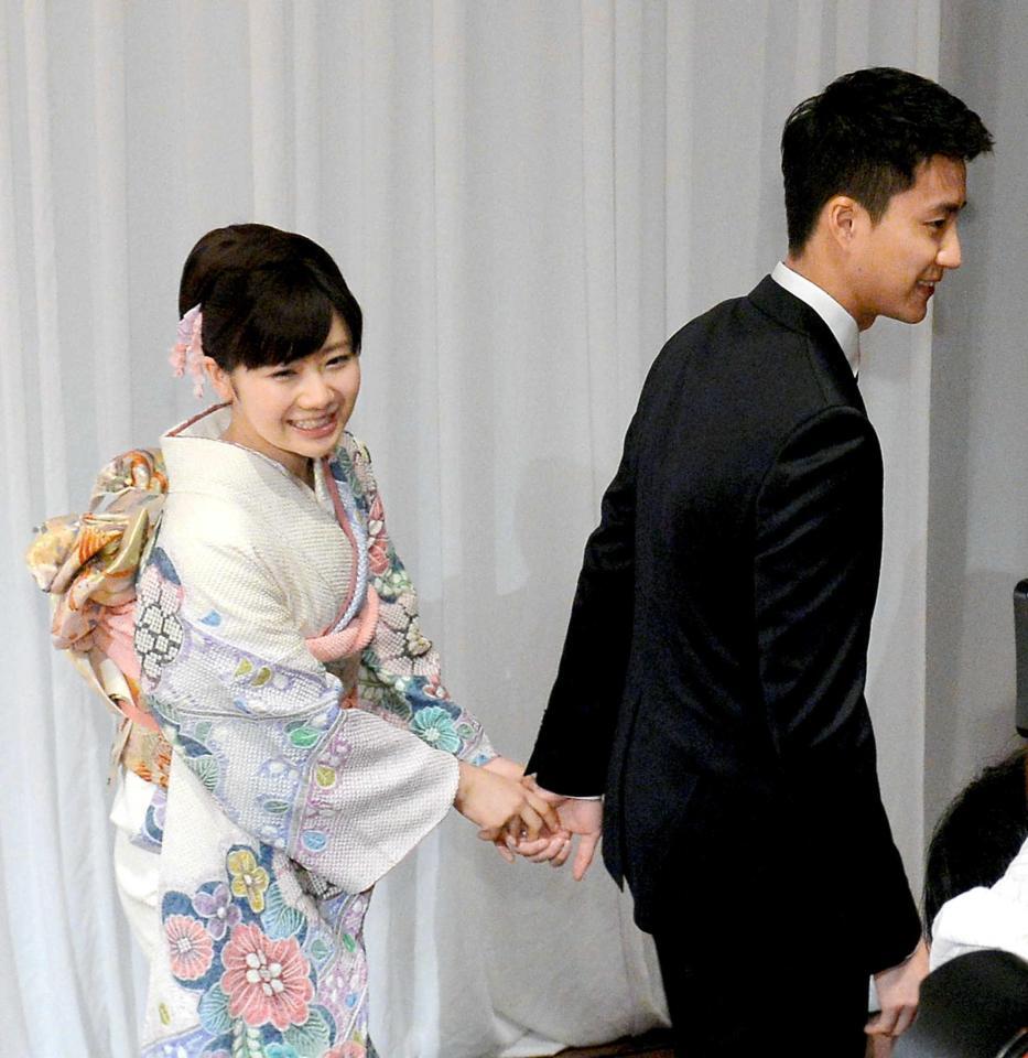 結婚会見終了後、当時夫の江宏傑さん（右）と手をつなぎながら会場を後にする福原愛さん＝１６年９月撮影