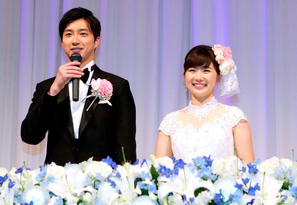 結婚披露宴であいさつする福原愛さん（右）と当時夫の江宏傑さん（代表撮影）＝１７年撮影
