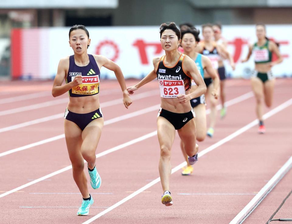 塩見綾乃（中央）を振り切り優勝した久保凜（左）