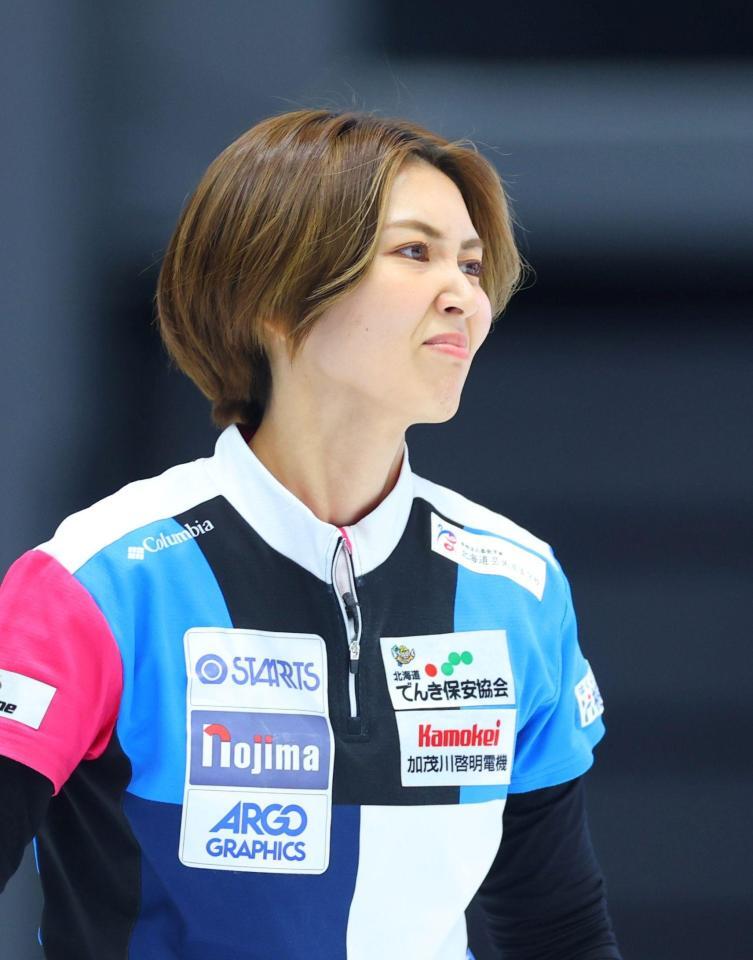 第７エンド、ショットが乱れ、厳しい表情を見せるフォルティウス・吉村紗也香（撮影・石井剣太郎）
