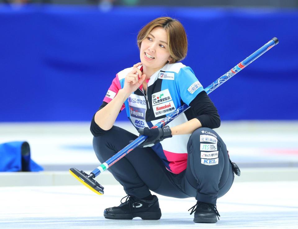 第５エンド、ストーンを投じた後、首をかしげるフォルティウス・吉村紗也香（撮影・石井剣太郎）