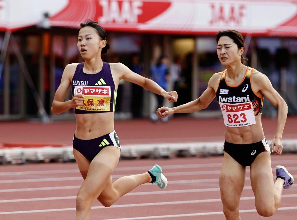 女子８００メートル決勝　ゴール前で競り合う久保凜（左）と塩見綾乃＝パロマ瑞穂スタジアム