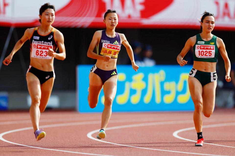 女子８００メートル決勝　力走する久保凜（中央）ら＝パロマ瑞穂スタジアム