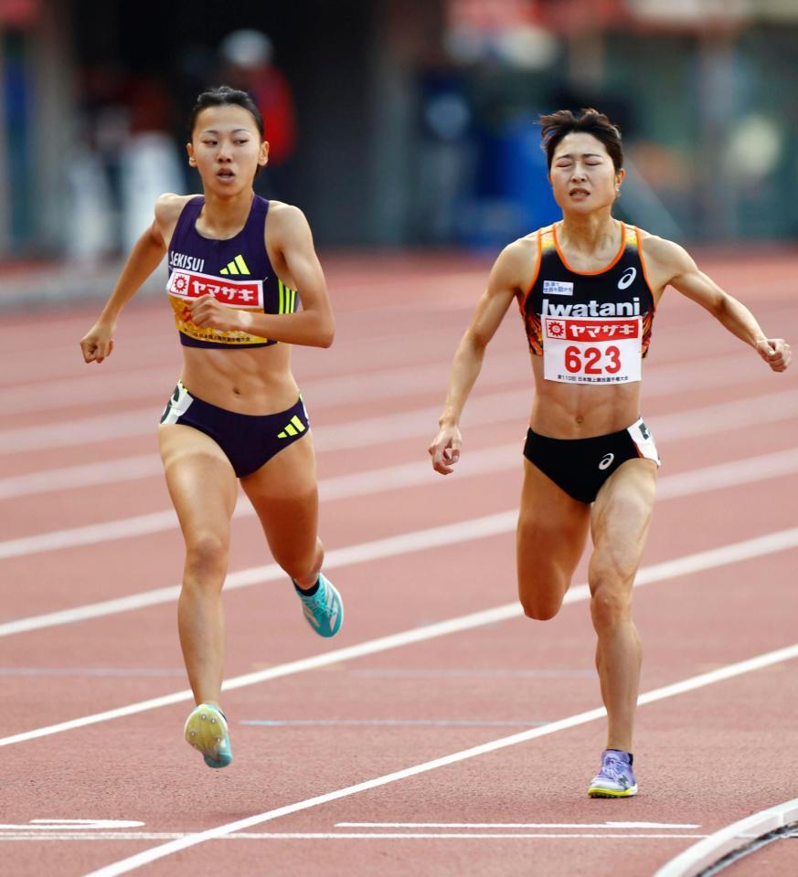 女子８００メートル決勝　競り合いゴールする久保凜（左）と塩見綾乃
