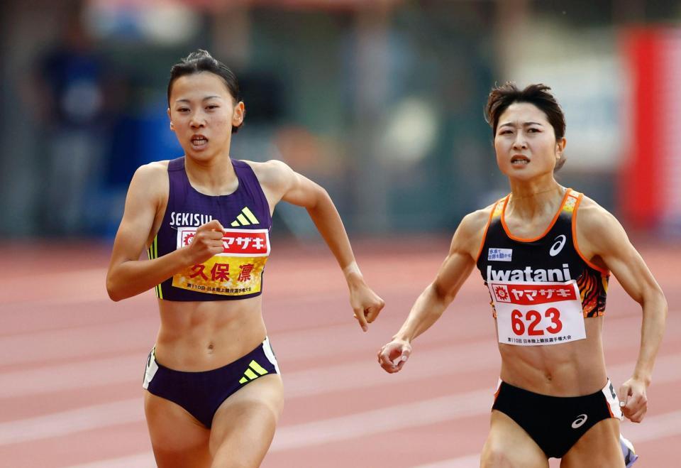 女子８００メートル決勝　ゴール前で競り合う久保凜（左）と塩見綾乃