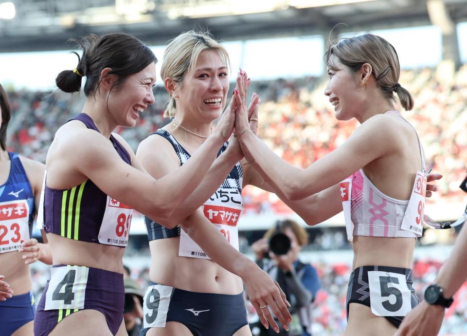 女子１００メートル障害決勝　健闘をたたえ合う優勝した中島ひとみ㊨と２位の福部真子（左）ら