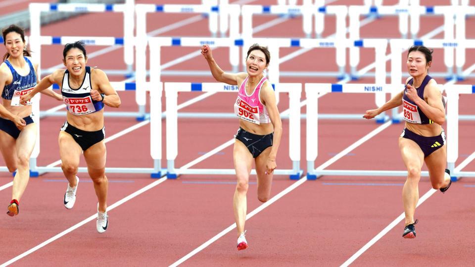 女子１００メートル障害決勝　ゴールする中島ひとみ（右から２人目）