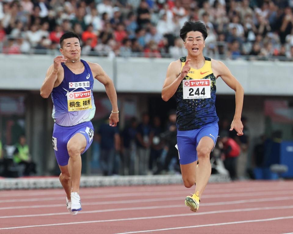 男子１００メートル決勝　力走する優勝した多田修平（右）と３位の桐生祥秀