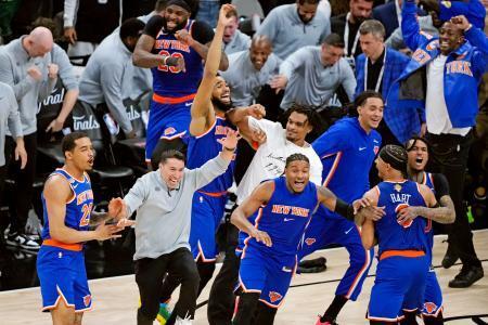 　スパーズとのＮＢＡ決勝第５戦で優勝を決め、喜ぶニックスの選手たち＝テキサス州サンアントニオ（ＡＰ＝共同）
