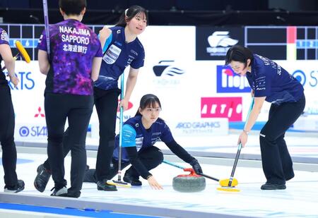 ストーンを投じるＳＣ軽井沢クラブ・上野美優（中央）＝撮影・石井剣太郎