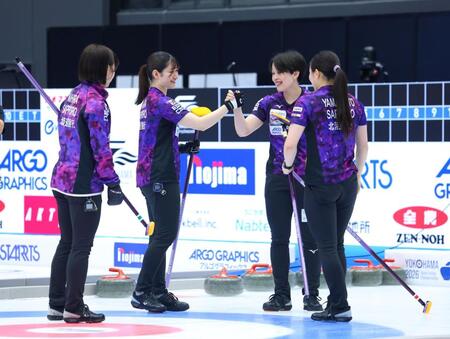 第１エンドを終え、タッチを交わす北海道銀行（撮影・石井剣太郎）
