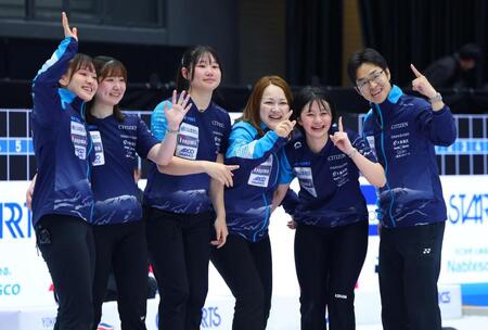 優勝を決めポーズをとるＳＣ軽井沢クラブの（左から）上野美優、金井亜翠香、川田亜依、小栁麻葉、上野結生、西室雄二コーチ（撮影・石井剣太郎）