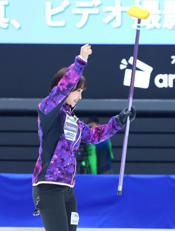 第１エンド、得点し喜ぶ北海道銀行・仁平美来（撮影・石井剣太郎）