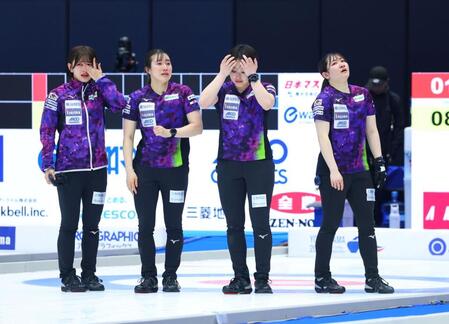 試合に敗れ落胆する仁平美来（左端）ら北海道銀行（撮影・石井剣太郎）