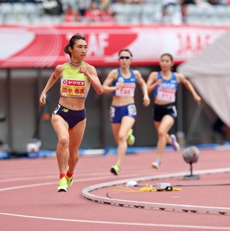 女子１５００メートル決勝　力走する田中希実（左）