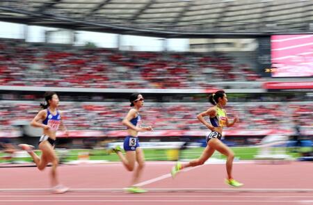 女子１５００メートル決勝　力走する田中希実（右）