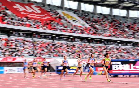 女子１５００メートル決勝　力走する田中希実（右）
