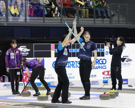 　北海道銀行を破り優勝を決め、喜ぶＳＣ軽井沢クの選手たち