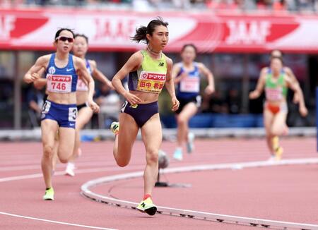 女子１５００メートル決勝　力走する田中希実（手前）