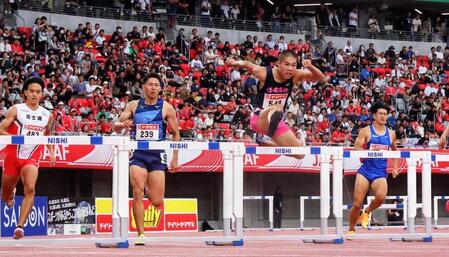 男子４００メートル障害決勝　力走する後藤大樹（右から２人目）