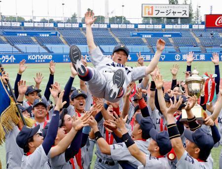 　優勝を果たし、ナインに胴上げされる関大・小田監督＝神宮
