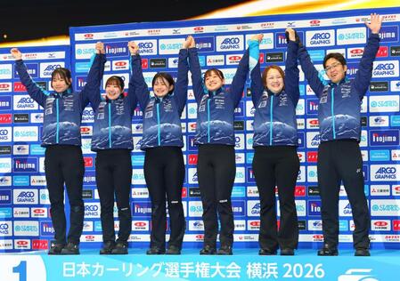 表彰式に臨むＳＣ軽井沢クラブの（左から）川田亜依、金井亜翠香、上野結生、上野美優、小栁麻葉、西室雄二コーチ（撮影・石井剣太郎）