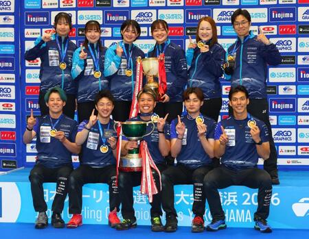笑顔でポーズをとるＳＣ軽井沢クラブの（前列左から）小泉聡、山本遵、山口剛史、栁澤李空、谷田康真、（後列同）川田亜依、金井亜翠香、上野結生、上野美優、小栁麻葉、西室雄二コーチ＝横浜ＢＵＮＴＡＩ（撮影・石井剣太郎）