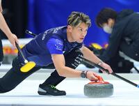 ストーンを投じるＳＣ軽井沢クラブ・山口剛史（撮影・石井剣太郎）
