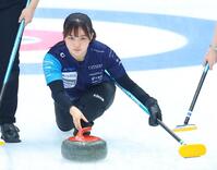 ストーンを投じるＳＣ軽井沢クラブ・上野美優（撮影・石井剣太郎）