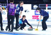 ストーンを投じるＳＣ軽井沢クラブ・上野美優（中央）＝撮影・石井剣太郎