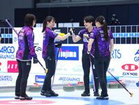 第１エンドを終え、タッチを交わす北海道銀行（撮影・石井剣太郎）