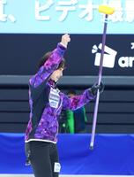 第１エンド、得点し喜ぶ北海道銀行・仁平美来（撮影・石井剣太郎）