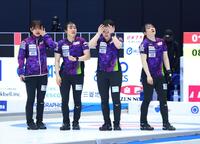 試合に敗れ落胆する仁平美来（左端）ら北海道銀行（撮影・石井剣太郎）