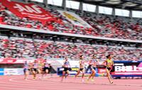 女子１５００メートル決勝　力走する田中希実（右）