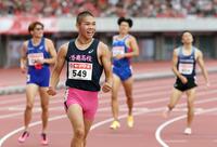 男子４００メートル障害決勝　優勝し、笑顔の後藤大樹（手前）