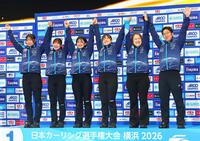 表彰式に臨むＳＣ軽井沢クラブの（左から）川田亜依、金井亜翠香、上野結生、上野美優、小栁麻葉、西室雄二コーチ（撮影・石井剣太郎）