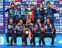 笑顔でポーズをとるＳＣ軽井沢クラブの（前列左から）小泉聡、山本遵、山口剛史、栁澤李空、谷田康真、（後列同）川田亜依、金井亜翠香、上野結生、上野美優、小栁麻葉、西室雄二コーチ＝横浜ＢＵＮＴＡＩ（撮影・石井剣太郎）