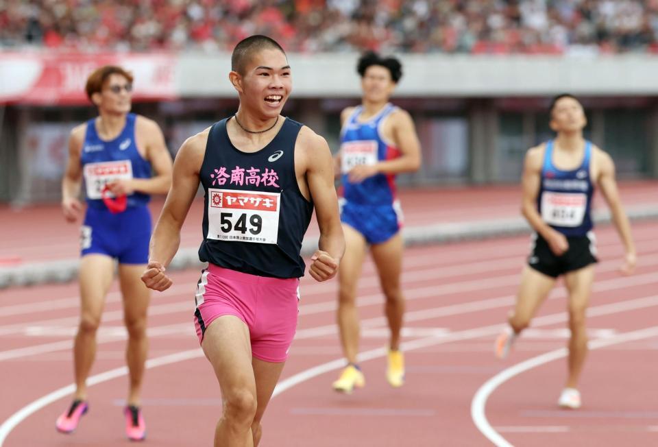 男子４００メートル障害決勝　優勝し、笑顔の後藤大樹（手前）