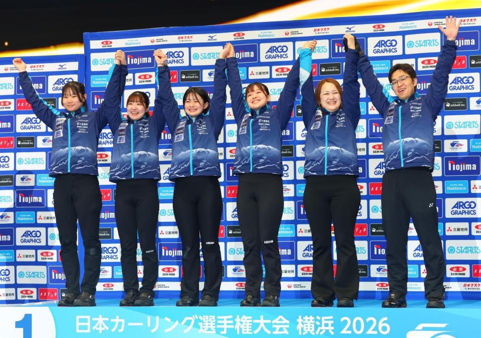 表彰式に臨むＳＣ軽井沢クラブの（左から）川田亜依、金井亜翠香、上野結生、上野美優、小栁麻葉、西室雄二コーチ（撮影・石井剣太郎）