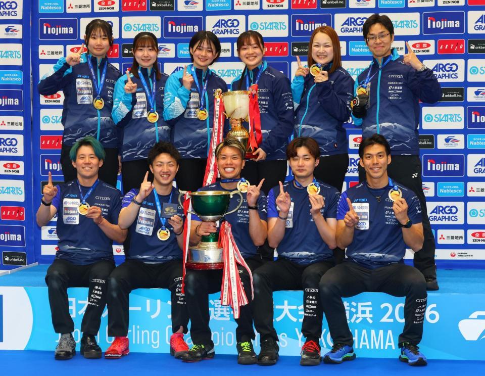 笑顔でポーズをとるＳＣ軽井沢クラブの（前列左から）小泉聡、山本遵、山口剛史、栁澤李空、谷田康真、（後列同）川田亜依、金井亜翠香、上野結生、上野美優、小栁麻葉、西室雄二コーチ＝横浜ＢＵＮＴＡＩ（撮影・石井剣太郎）