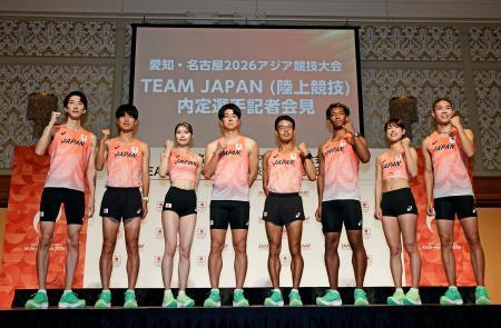 　記者会見でポーズをとる（左から）赤松諒一、鈴木芽吹、中島ひとみ、多田修平、山西利和、村竹ラシッド、広中璃梨佳、後藤大樹＝１５日、名古屋市