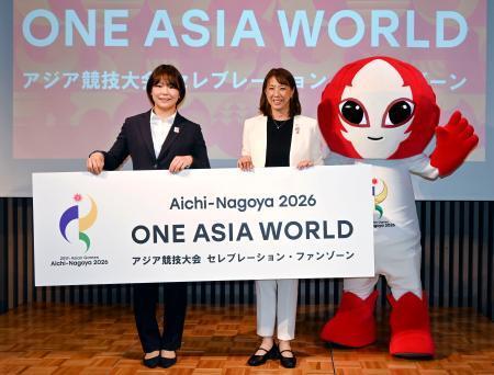 　「ＯＮＥ　ＡＳＩＡ　ＷＯＲＬＤ」開催の発表会に出席したレスリング女子の藤波朱理。右は日本オリンピック委員会の小谷実可子常務理事＝１５日、名古屋市