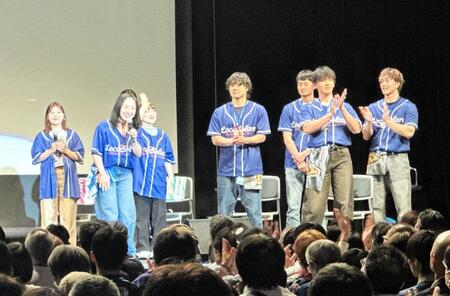 ファン感謝祭で笑顔を見せる（左から）吉田夕梨花、藤沢五月、鈴木夕湖