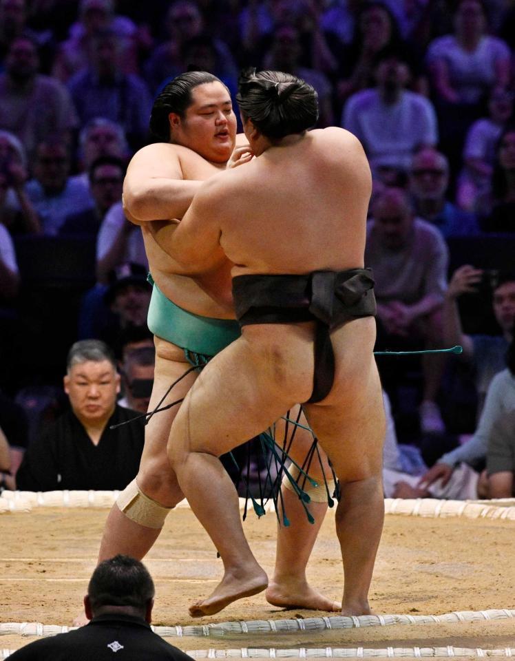 　トーナメント戦決勝で霧島（手前）との大関対決を制し、優勝した琴桜（共同）