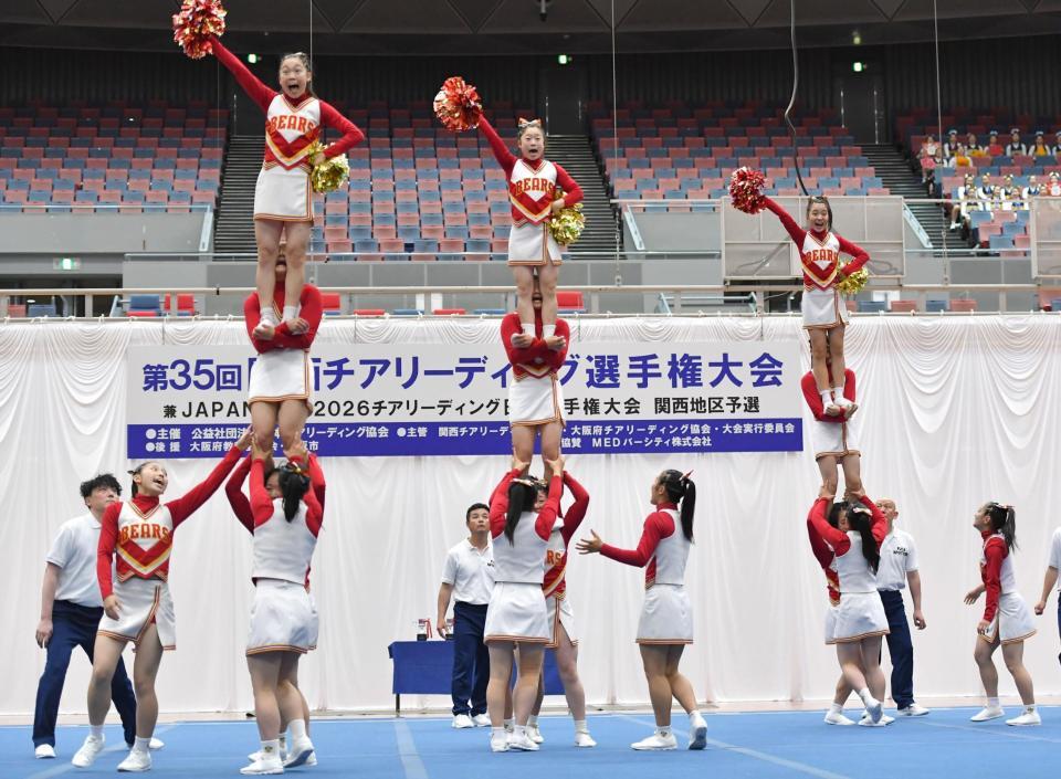 総合優勝を果たした箕面自由学園の演技（１４日）
