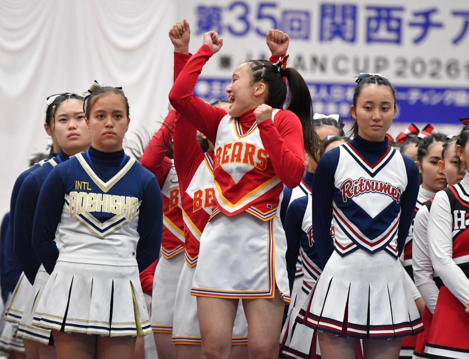 総合優勝を果たし、喜ぶ箕面自由学園の選手たち（１４日）