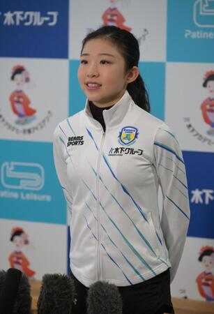 氷上練習を終え、会見に応じる千葉百音（撮影・金居みつよし）