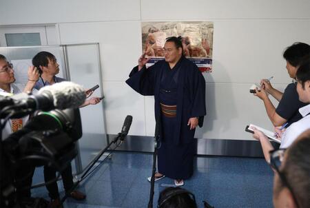 帰国し取材に応じる豊昇龍（撮影・佐々木彰尚）