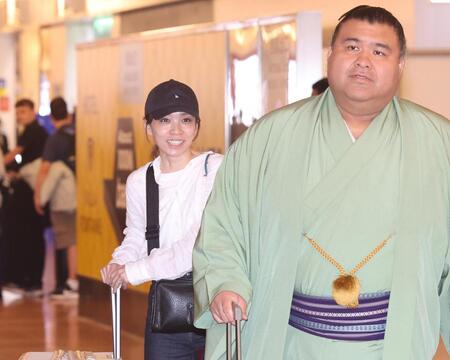 フランスから帰国した高安（右）と杜このみ夫妻（撮影・佐々木彰尚）