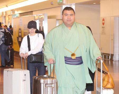 フランスから帰国した高安（右）と杜このみ夫妻（撮影・佐々木彰尚）